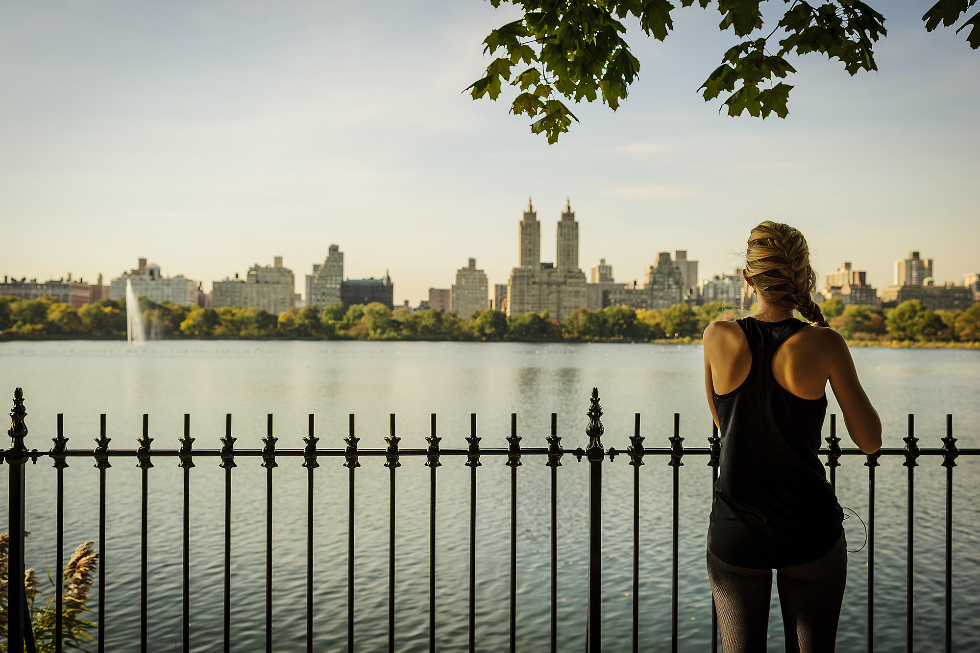 chica-mirando-el-lago-jacqueline-kennedy-onassis-reservoir