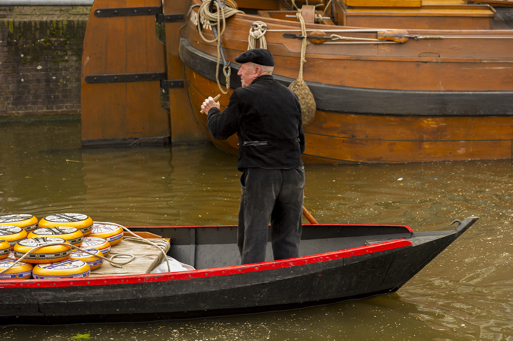 barquero-transporta-quesos-holandeses