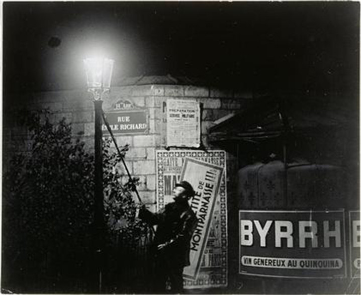 Farolero encendiendo una farola en París. Brassaï.