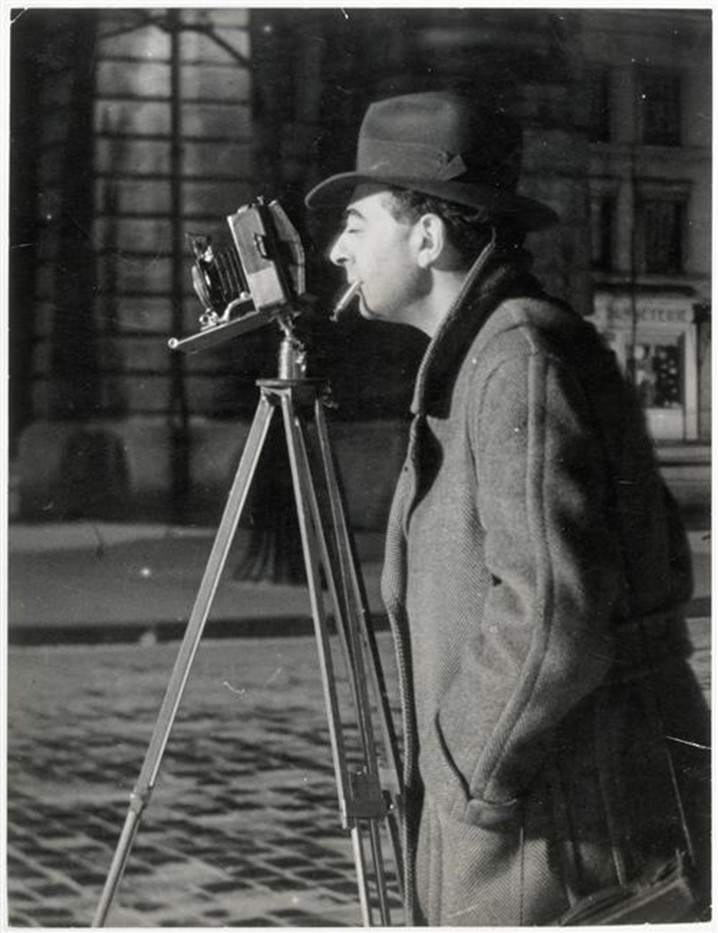 Brassaï tomando fotografías nocturnas.