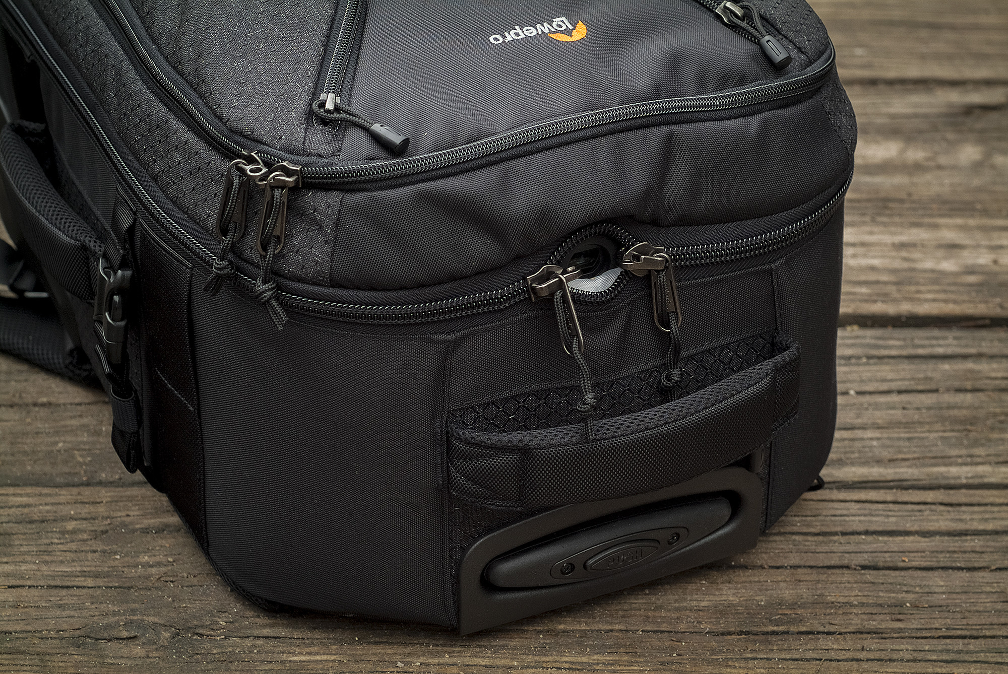 Detalle del cierre de la cremallera de la Lowepro Pro Runner RL x450 AW II