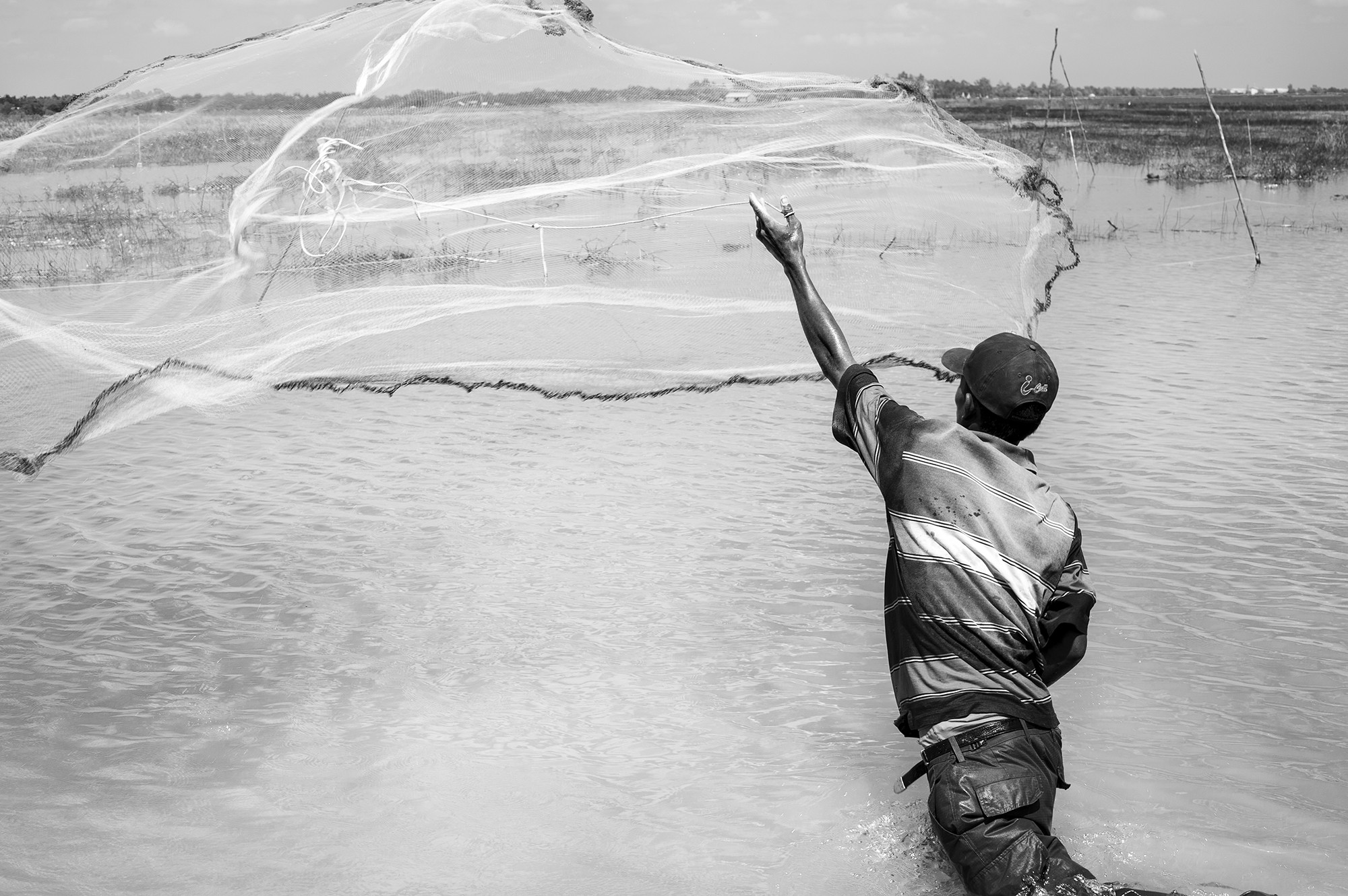 Pescador en un río en Camboya