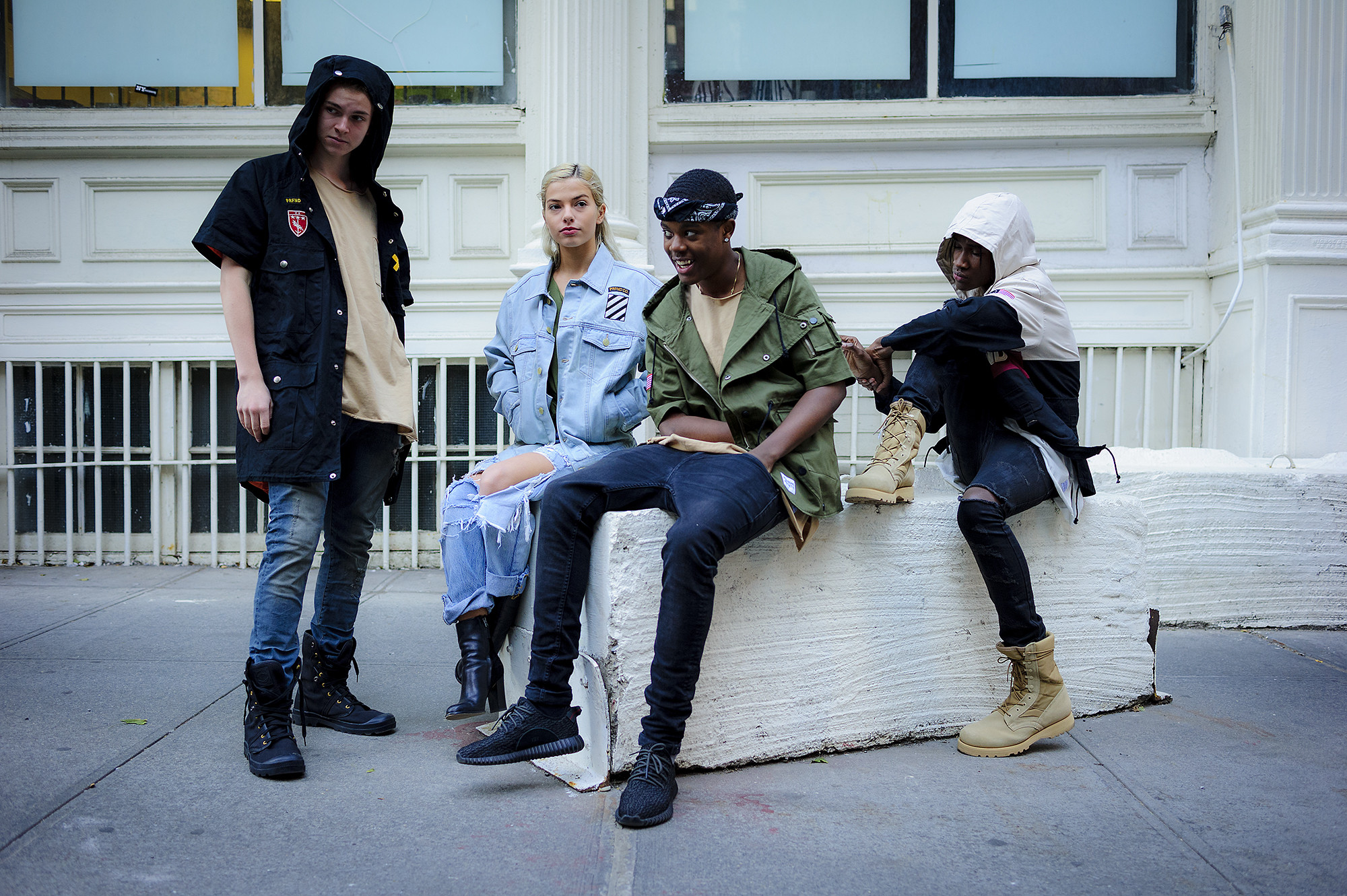 chicos posando en NYC. Fotografía de moda