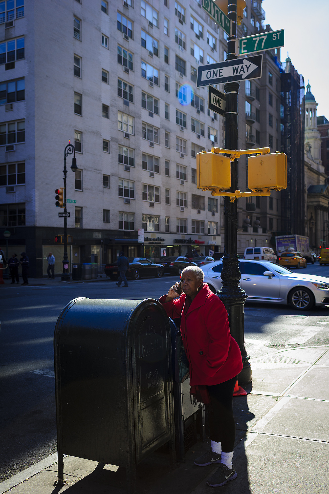 Mujer de rojo hablando por teléfono en NYC.