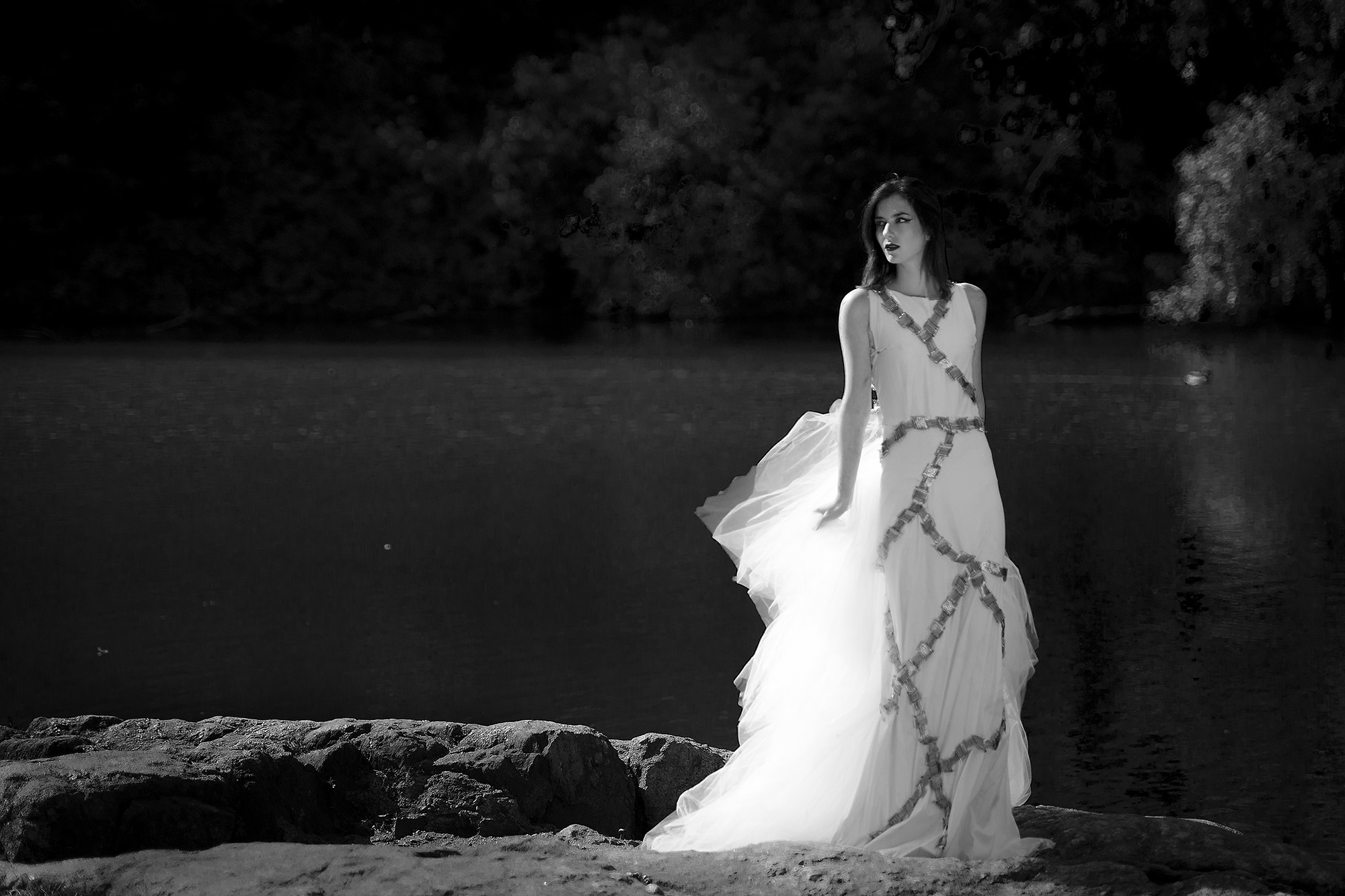 Chica posando en NYC. Central Park. Fotografía de moda.